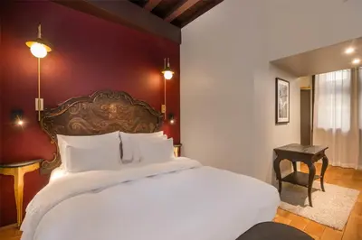 Un ou plusieurs lits dans un hébergement de l'établissement Cour des Loges Lyon, A Radisson Collection Hotel