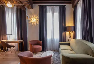 Coin salon dans l'établissement Cour des Loges Lyon, A Radisson Collection Hotel
