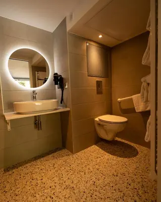 Salle de bains dans l'établissement Kyriad Lyon Sud Sainte Foy