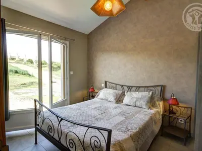 Un ou plusieurs lits dans un hébergement de l'établissement Gîte confortable à Genilac avec terrasse et jardin, idéal pour 2 personnes - FR-1-496-114