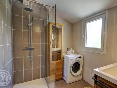 Salle de bains dans l'établissement Gîte confortable à Genilac avec terrasse et jardin, idéal pour 2 personnes - FR-1-496-114