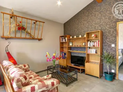 Télévision ou salle de divertissement dans l'établissement Gîte confortable à Genilac avec terrasse et jardin, idéal pour 2 personnes - FR-1-496-114
