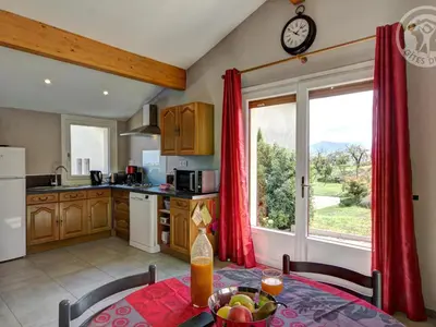 Cuisine ou kitchenette dans l'établissement Gîte confortable à Genilac avec terrasse et jardin, idéal pour 2 personnes - FR-1-496-114