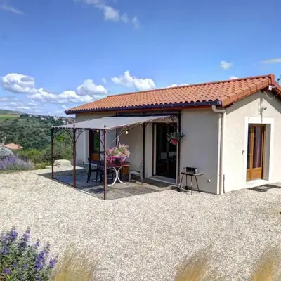 Gîte confortable à Genilac avec terrasse et jardin