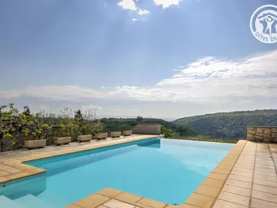 Piscine de l'établissement Gîte Studio avec Terrasse Privée au Cœur du Vignoble - FR-1-496-116 ou située à proximité