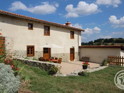 Jardin de l'établissement Grange rénovée avec jardin clos, animaux acceptés, proche des Monts du Lyonnais - FR-1-496-119
