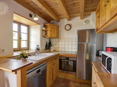 Cuisine ou kitchenette dans l'établissement Grange rénovée avec jardin clos, animaux acceptés, proche des Monts du Lyonnais - FR-1-496-119