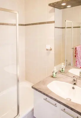 Salle de bains dans l'établissement Appart'cosy Lyon Est