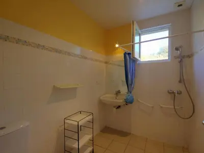 Salle de bains dans l'établissement Gîte confortable 2 chambres avec animaux acceptés en pleine campagne - FR-1-496-130