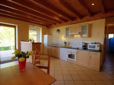 Cuisine ou kitchenette dans l'établissement Gîte confortable 2 chambres avec animaux acceptés en pleine campagne - FR-1-496-130