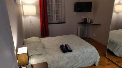 Un ou plusieurs lits dans un hébergement de l'établissement Studio Calme avec Jardin, Tram T6 & Métro D, Proche Hôpital Mermoz et Édouard Herriot