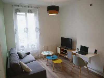 Télévision ou salle de divertissement dans l'établissement Appartement écologique - Proche Métro Charpennes