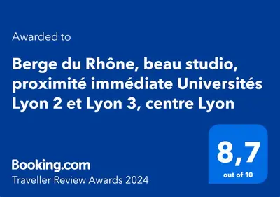 Certificat, récompense, panneau ou autre document affiché dans l'établissement 