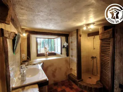 Salle de bains dans l'établissement Gîte charmant avec poêle à bois, animaux acceptés - FR-1-496-137