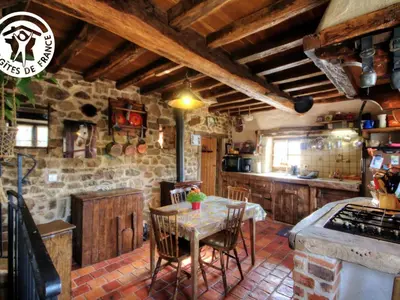 Cuisine ou kitchenette dans l'établissement Gîte charmant avec poêle à bois, animaux acceptés - FR-1-496-137