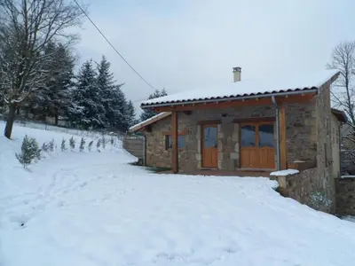 L'établissement Gîte familial avec terrasse et animaux bienvenus - FR-1-496-145 en hiver