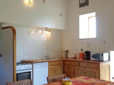 Cuisine ou kitchenette dans l'établissement Gîte familial avec terrasse et animaux bienvenus - FR-1-496-145