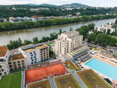 Piscine de l'établissement Hôtel Lyon Métropole & Spa ou située à proximité