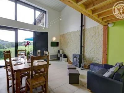 Télévision ou salle de divertissement dans l'établissement Charmante maison à la campagne avec jardin, animaux acceptés - FR-1-496-146
