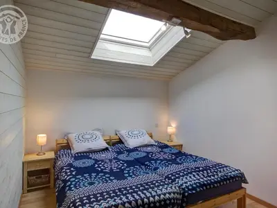 Un ou plusieurs lits dans un hébergement de l'établissement Charmante maison à la campagne avec jardin, animaux acceptés - FR-1-496-146