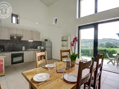 Cuisine ou kitchenette dans l'établissement Charmante maison à la campagne avec jardin, animaux acceptés - FR-1-496-146