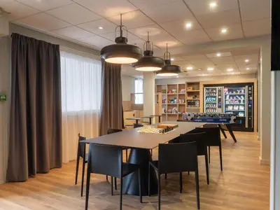 Bibliothèque dans l'hôtel