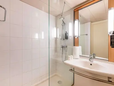Salle de bains dans l'établissement ibis Lyon Gare Part Dieu
