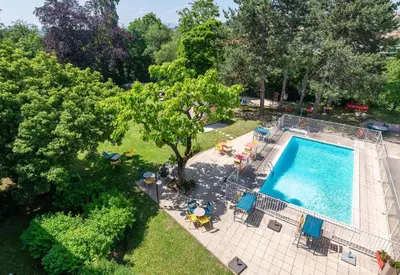 Piscine de l'établissement B&B HOTEL Lyon Nord 4 étoiles ou située à proximité