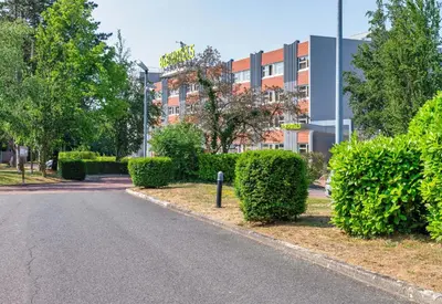 Jardin de l'établissement B&B HOTEL Lyon Nord 4 étoiles