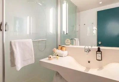Salle de bains dans l'établissement B&B HOTEL Lyon Nord 4 étoiles
