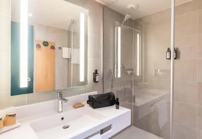 Salle de bains dans l'établissement B&B HOTEL Lyon Nord 4 étoiles