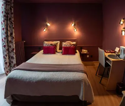 Un ou plusieurs lits dans un hébergement de l'établissement HOTEL DES DAUPHINS