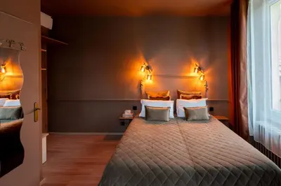 Un ou plusieurs lits dans un hébergement de l'établissement HOTEL DES DAUPHINS
