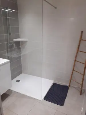 Salle de bains dans l'établissement La Maison de Léobin