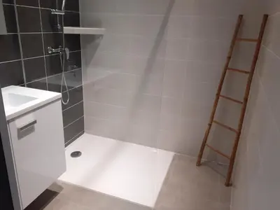 Salle de bains dans l'établissement La Maison de Léobin
