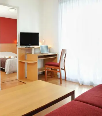 Télévision ou salle de divertissement dans l'établissement Séjours & Affaires Lyon Park Lane