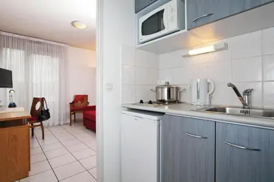 Cuisine ou kitchenette dans l'établissement Séjours & Affaires Lyon Park Lane