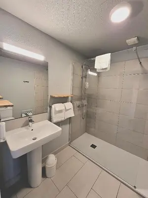 Salle de bains dans l'établissement Garden & City Lyon - Lissieu