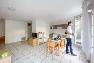 Cuisine ou kitchenette dans l'établissement Garden & City Lyon - Lissieu