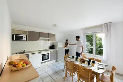 Cuisine ou kitchenette dans l'établissement Garden & City Lyon - Lissieu