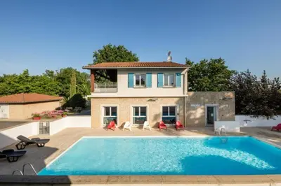 Piscine de l'établissement Garden & City Lyon - Lissieu ou située à proximité