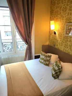 Un ou plusieurs lits dans un hébergement de l'établissement Hôtel du Dauphin