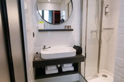 Salle de bains dans l'établissement Hôtel de Noailles