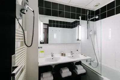 Salle de bains dans l'établissement Hôtel de Noailles