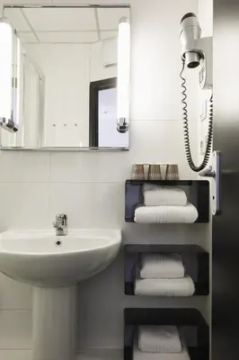 Salle de bains dans l'établissement Hôtel de Noailles