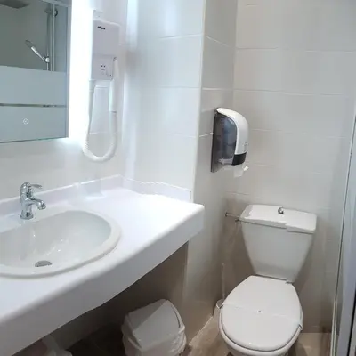 Salle de bains dans l'établissement Hôtel La Bérangère