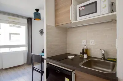 Cuisine ou kitchenette dans l'établissement The Cute Sans-Souci Studio