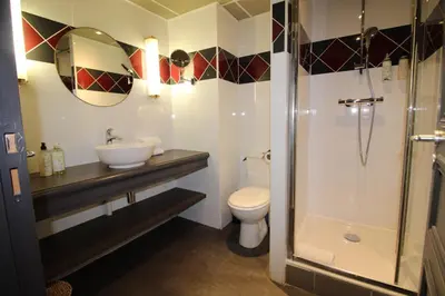 Salle de bains dans l'établissement Hôtel Alexandra