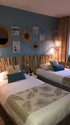 Un ou plusieurs lits dans un hébergement de l'établissement Logis Hôtel Restaurant Burnichon