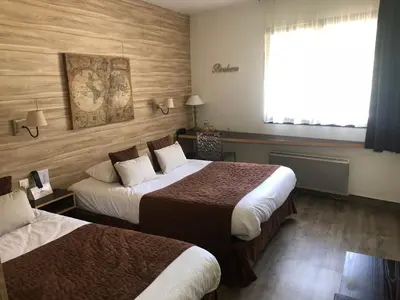 Un ou plusieurs lits dans un hébergement de l'établissement Logis Hôtel Restaurant Burnichon